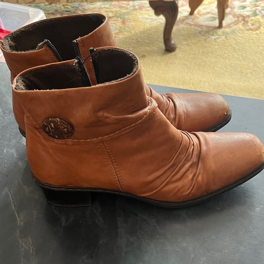 Stylish Caramel Leather Ankle Boots Size 41